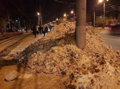 Жители Волгограда «благодарят» коммунальщиков за ледяную горку на трамвайной остановке 
