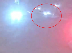 Легковушку закрутило в  жутком танце на юге Волгограда после удара – шок-видео