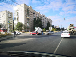 Иномарка подрезала грузовик на Семи ветрах в Волгограде: ДТП попало на видео