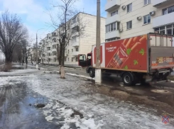Мужчина погиб под колесами грузовика в центре Волгограда
