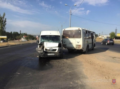 Из-за водителя волгоградского автобуса в больницу попала 34-летняя женщина на Peugeot