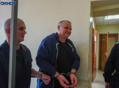 С улыбкой пришел в суд админ телеграм-канала Серенко с 12 уголовными делами