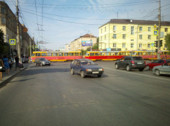 Остановившийся трамвай заблокировал Первую Продольную в Волгограде 