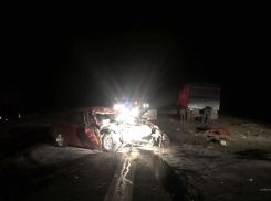 В Волгограде водитель иномарки въехала в КамАЗ и оказалась в больнице