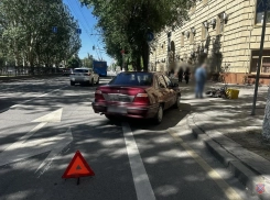 Доставщика еды сбили на дороге в центре Волгограда 