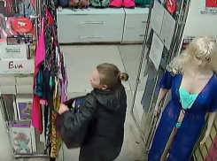 На видео попала коварная кража нижнего белья на юге Волгограда