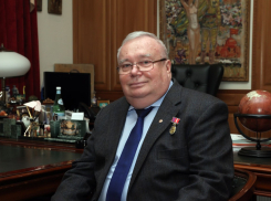 Юбилей отмечает легенда волгоградской медицины Владимир Петров