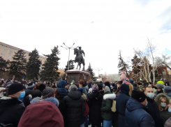 Уже более 300 человек: в центре Волгограда несанкционированное мероприятие