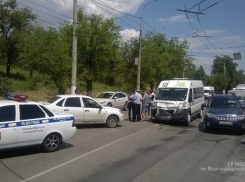 В Волгограде маршрутка №123 протаранила две легковушки: пострадали 6 человек