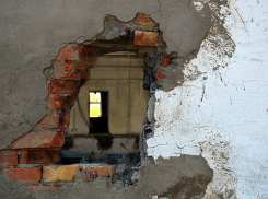 Спасатели в Волгограде выбили стену, чтобы спасти пенсионерку