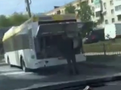 В центре Волгограда горел автобус «Питеравто» с пассажирами