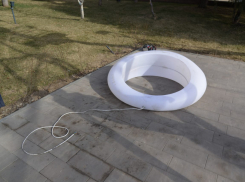 Названа причина обрушения светящихся качелей на детей в Волгограде