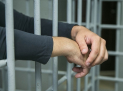 Адвокату в Волгограде грозит два года колонии за двойную взятку