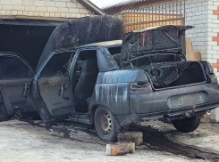 Легковушка вспыхнула рядом с жилыми домами под Волгоградом