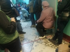 «Наш город захлебнёт тёмно-красная волна»: волгоградец об ужасных очередях в поликлинике