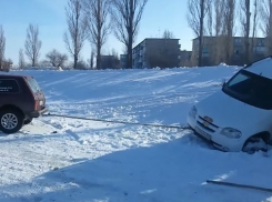 Очевидцы сняли на видео буксировку Chevrolet Niva из-подо льда в Камышине 
