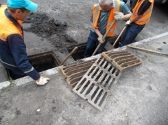 В Волгограде пытаются ликвидировать последствия ночного дождя