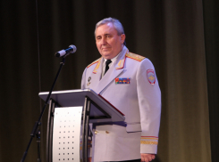 Жена начальника Волгоградской академии МВД зарабатывает по миллиону в месяц