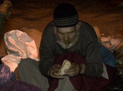 В ожидании чуда: 80-летний пенсионер больше года ждет под дверью свою возлюбленную