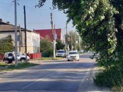 Парень катал школьницу: мотоцикл и легковушка столкнулись под Волгоградом, есть раненые