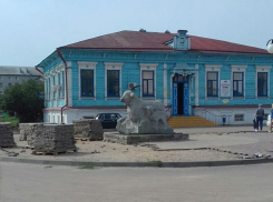 «Убого все», - волгоградец возмутился состоянием вокруг памятника козе в столице российской провинции – Урюпинске