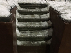 В опасный аттракцион превратила погода вход на детскую площадку в центре Волгограда 