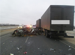 Под Волгоградом в тройном ДТП с КамАЗом пострадали двое