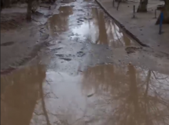«В школу №96 и детские садики не пройти»: жуткие дороги сняли на видео в Волгограде