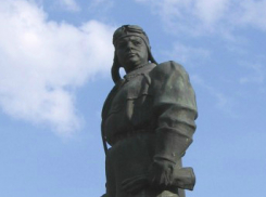 В Волгограде началась реконструкция памятника летчику Хользунову