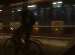 Прокатившийся по зимнему Волгограду велосипедист в футболке и маске попал на видео