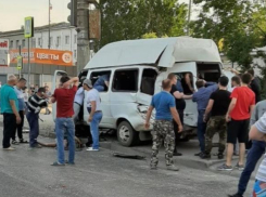 КамАЗ с отказавшими тормозами протаранил маршрутку 15С в Волгограде: 13 пассажиров пострадали