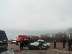 Под Волгоградом в ДТП с фурой погиб астраханец на Audi