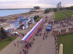 "Прошедший» по центру Волгограда гигантский триколор сняли с высоты птичьего полета