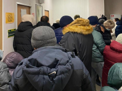 Работает один врач: в «красной зоне» Волгограда собралась очередь из 60 человек