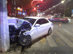 Два водителя в больнице: видео с места автокатастрофы в центре Волгограда 