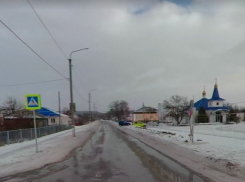 В Волгоградской области полицейская машина на лету врезалась в дом: фото