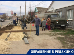  Жители частного сектора Волгоградской области из-за нового тротуара боятся не попасть к себе домой