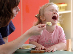 Под Волгоградом в детском саду кормили сомнительным минтаем