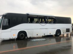 Грузовик на встречке протаранил рейсовый автобус в Волгоградской области: пострадали пассажиры