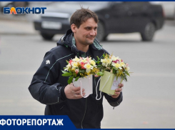 Счастливые волгоградцы, гадающие между тюльпанами и мимозами, в объективе фотографа