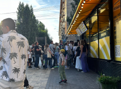 «Я такой очереди в жизни не видела»: волгоградцы массово закупаются перед звездным концертом