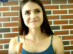 Ради 100 тысяч рублей волгоградским красавицам пришлось заняться сосисками и колбасками