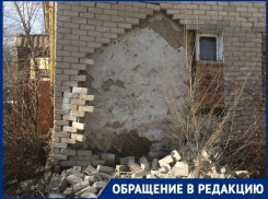 В жилом доме Волгограда обрушилась стена: 11 детей и их родители в опасности