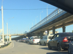 Волгоградцы встали в многокилометровую пробку на «Танцующем мосту» 