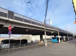 Кусками обваливающийся  волгоградский мост привлек внимание Бастрыкина