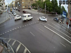 На видео попал момент лобового столкновения двух машин на Комсомольской в Волгограде