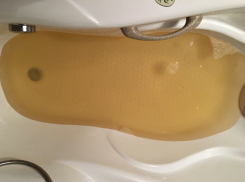 Желтая жидкость с неизвестными примесями потекла из кранов квартир волгоградцев