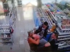 Опубликовано видео задержания волгоградцами в магазине опасного педофила и убийцы