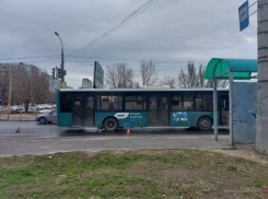 Водитель не закрыл двери и поехал:  волгоградка получила травмы после поездки в автобусе