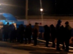 При въезде в Волгоград пассажиров иногородних автобусов выгнали на мороз 